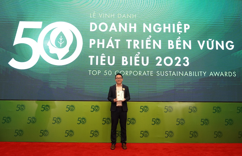 FPT đạt giải thưởng Doanh nghiệp hoạt động trách nhiệm xã hội nổi bật 2023 - Ong Vo Dang Phat CMO FPT dai dien Tap doan nhan giai thuong