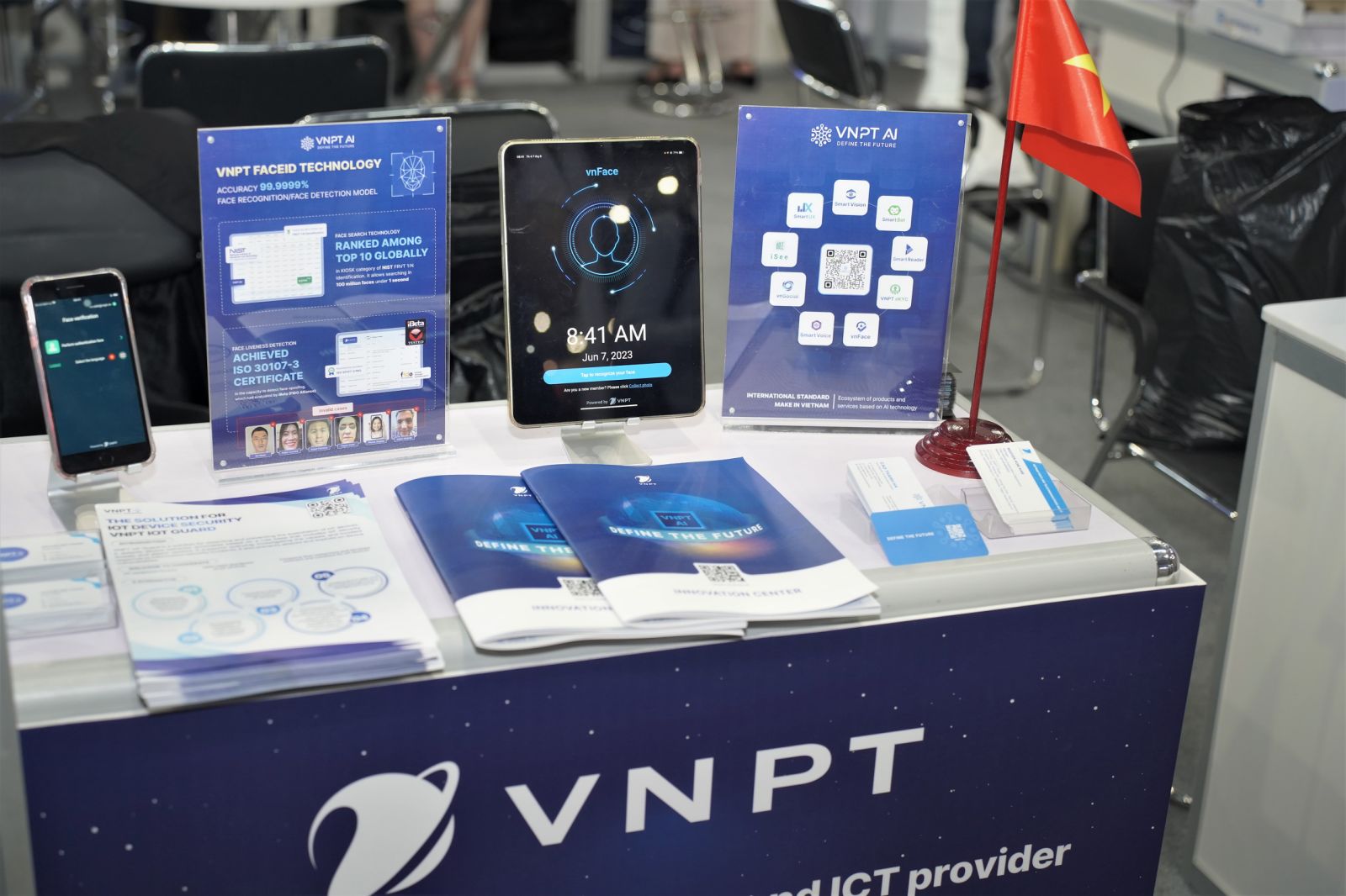 Công nghệ sinh trắc học khuôn mặt VNPT Face ID trình diễn tại Asia Tech X Singapore 2023 - Tap doan VNPT tham gia su kien va trinh dien cong nghe tai trien lam