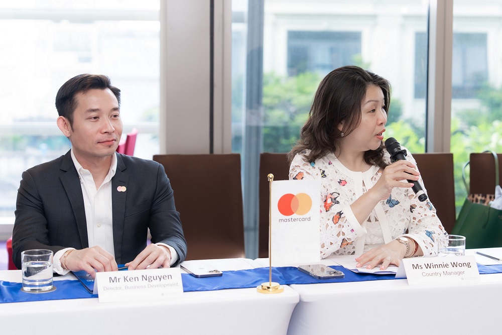 Mastercard hợp tác với SmartPay, hỗ trợ 600.000 doanh nghiệp nhỏ áp dụng thanh toán bằng mã QR - Ba Winnie Wong Giam doc Quoc gia tai Viet Nam Campuchia va Lao Mastercard tra loi phong van tai Su kien