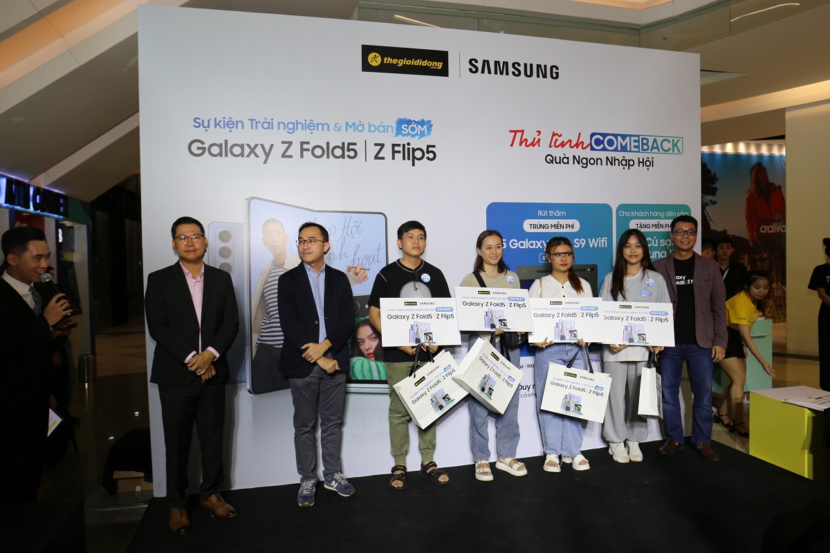 Thế Giới Di Động đồng loạt mở bán bộ đôi Galaxy Z Fold5 /Z Flip5 tại 14 điểm trên toàn quốc - Nhung vi khach nhan Z Fold5 Flip5 dau tien