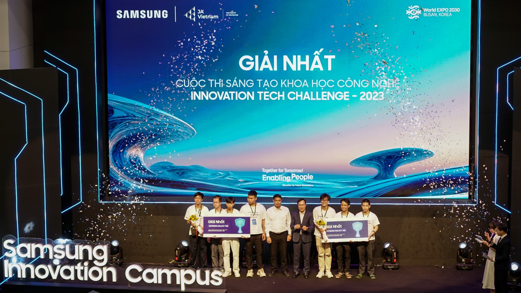 Samsung Innovation Campus 2022-2023 kết thúc, kiến thức công nghệ lan tỏa đến 12 tỉnh thành - Ong Choi Joo Ho trao giai cho 2 doi thi dat giai nhat Cuoc thi Sang tao Khoa hoc cong nghe Innovation Tech Challenge 2023