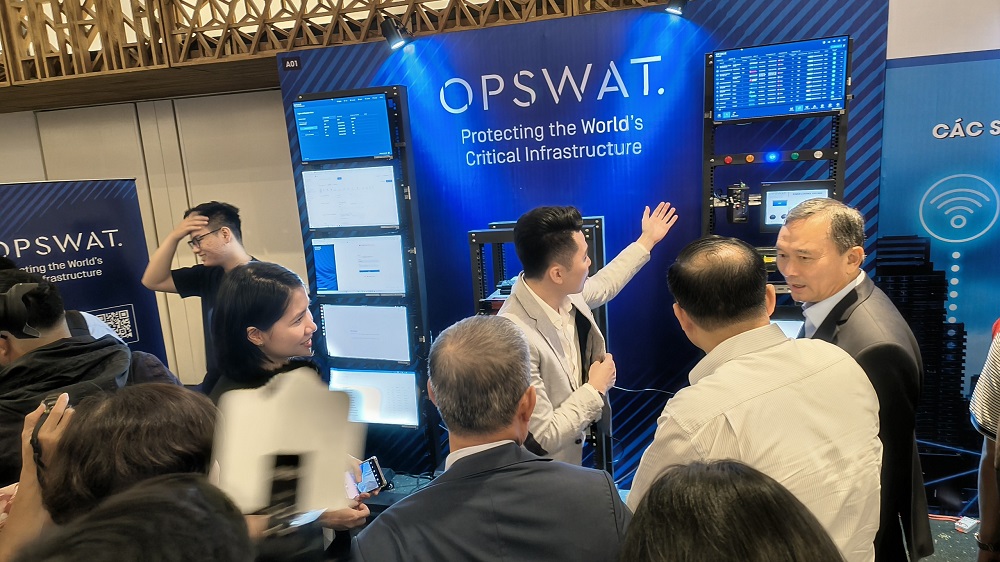 OPSWAT giới thiệu loạt giải pháp bảo mật cơ sở hạ tầng trọng yếu và doanh nghiệp sản xuất - z4636081753270 b9f2a171b971b8f45c398ea905ea2197