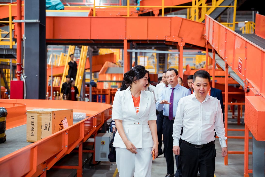 SPX có Trung tâm phân loại hàng hóa tự động tại Bắc Ninh, xử lý lên đến 2,5 triệu đơn hàng mỗi ngày - Ba Nguyen Kim Anh va khach moi tham quan trung tam phan loai