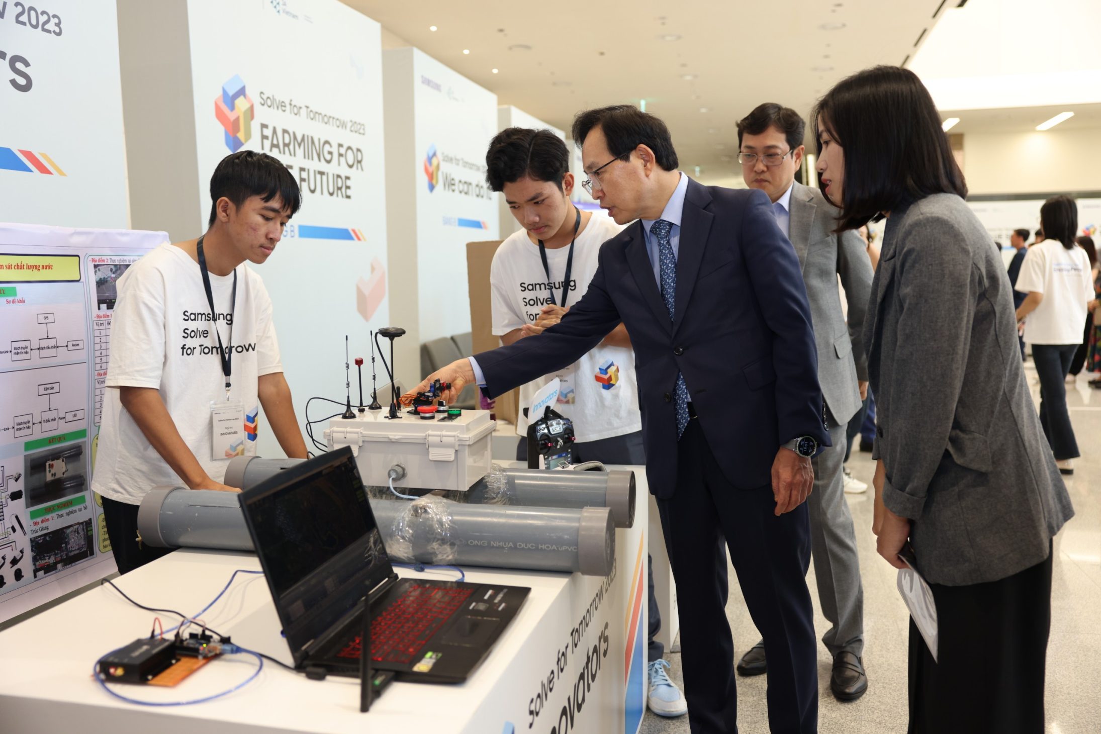 Học sinh sáng chế robot kiểm soát đất, giành tiền tỷ tại Samsung Solve for Tomorrow 2023 - Ong Choi Joo Ho va cac dai bieu tham quan cac mo hinh cua cac doi thi