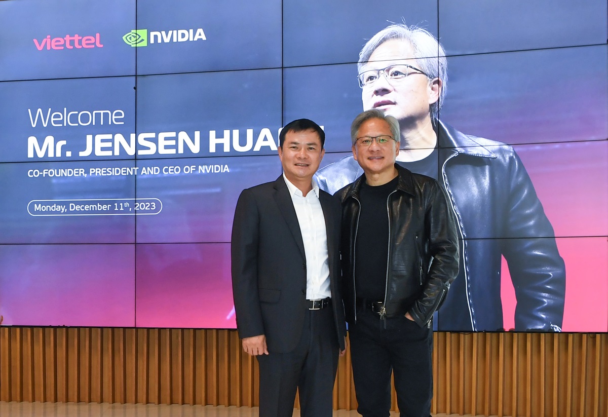 CEO NVIDIA chia sẻ với Viettel về cơ hội xây dựng hạ tầng trí tuệ nhân tạo - Anh 4 Dai dien NVIDIA va Viettel chup anh luu niem