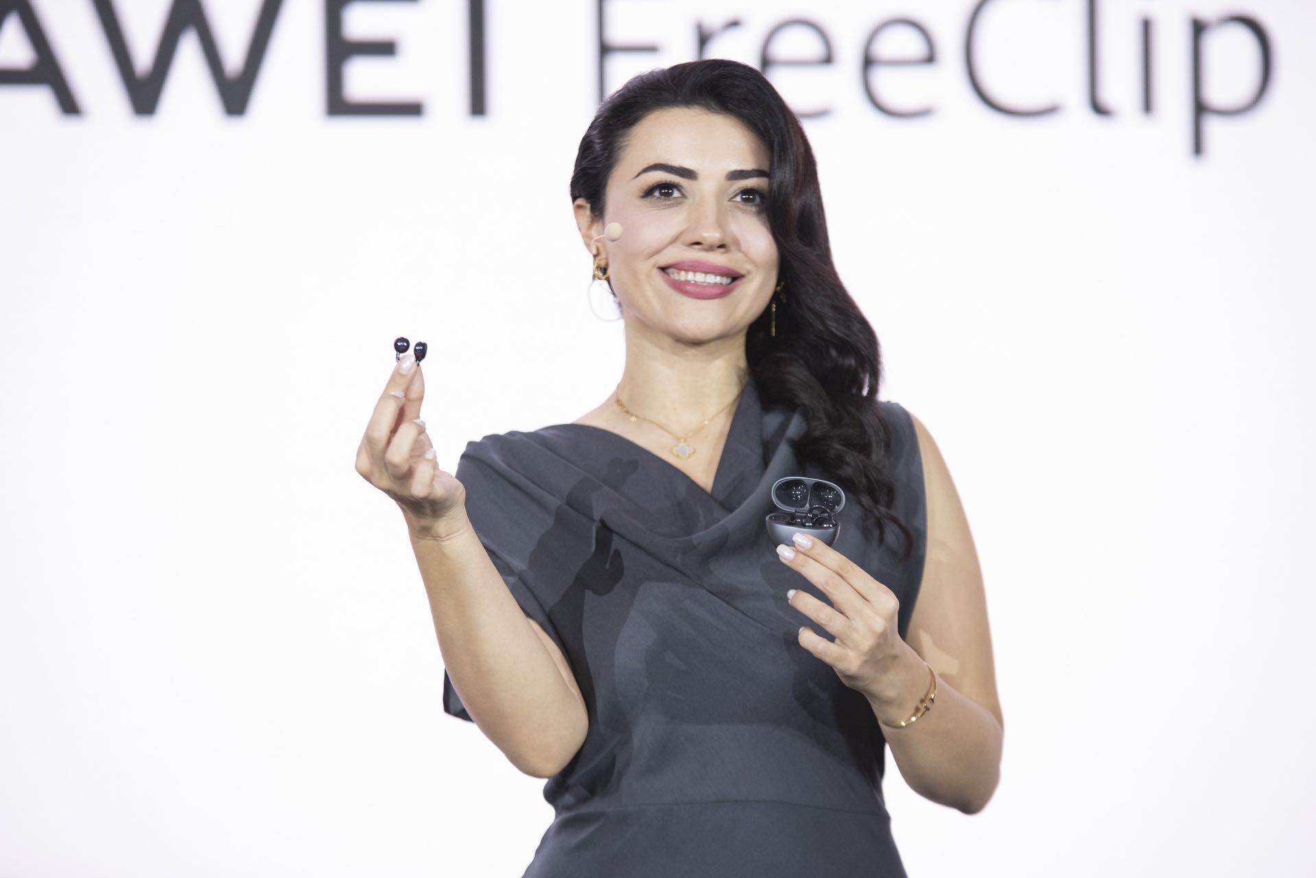 Huawei gây bất ngờ với tai nghe Huawei FreeClip ra mắt tại Dubai - HUAWEI FreeClip