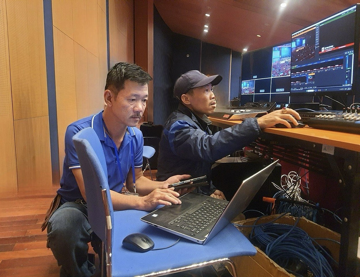 VNPT cung cấp hạ tầng viễn thông và dịch vụ số  phục vụ Đại hội XIII Công đoàn Việt Nam - Nhan vien ky thuat cua VNPT lap dat duong Internet toc do cao phuc vu Dai hoi.