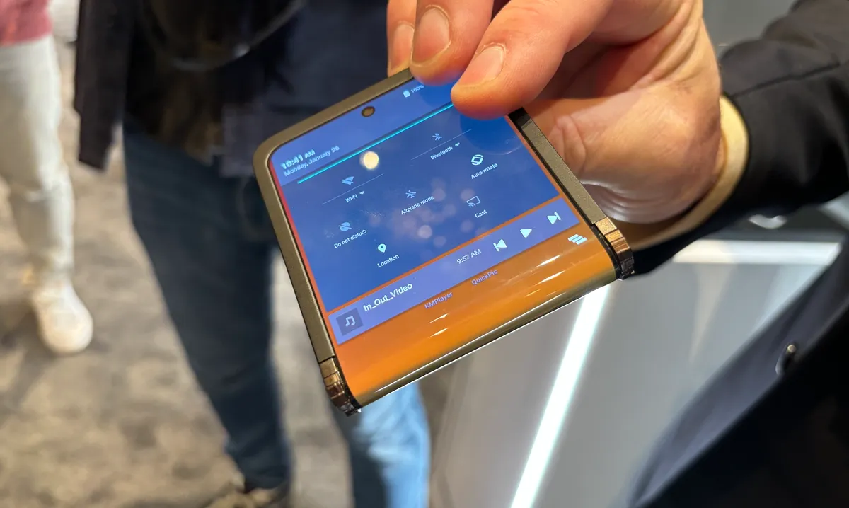 CES 2024: Samsung táo bạo với điện thoại nắp gập lật màn hình từ trong ra ngoài - 2