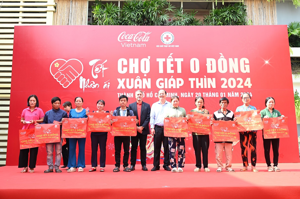 Ngàn gia đình Việt gửi ngàn lời chúc vì một Việt Nam thịnh vượng - Chợ Tết 0 dồng do Coca Cola hợp tác tổ chức cùng TW Hội chữ thập dỏ