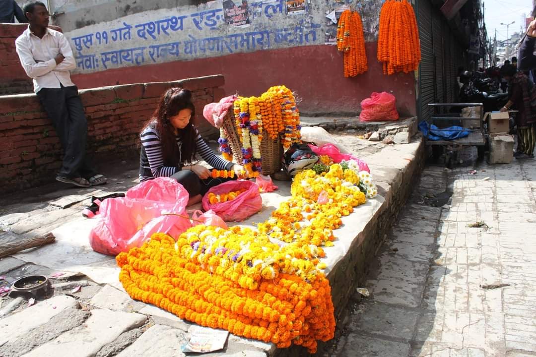 Người thấy nhau giữa những chợ đời - cho troi o quang truong Dubar Nepal 1