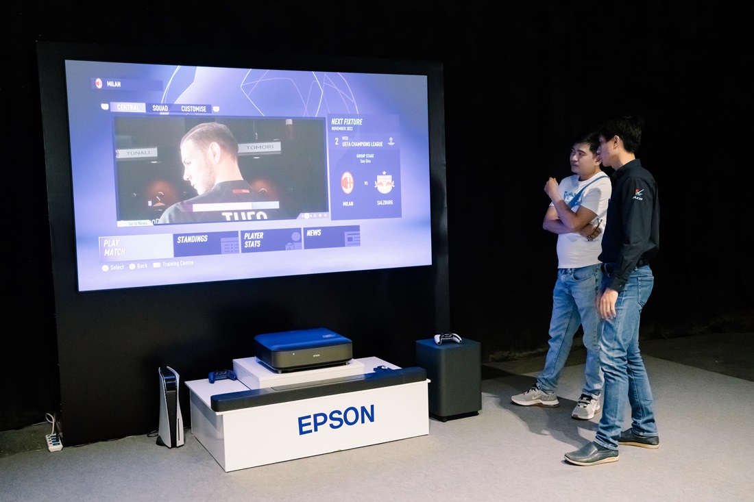 Khách tham quan thích thú Trải nghiệm máy chiếu giải trí đa năng - EPSON006