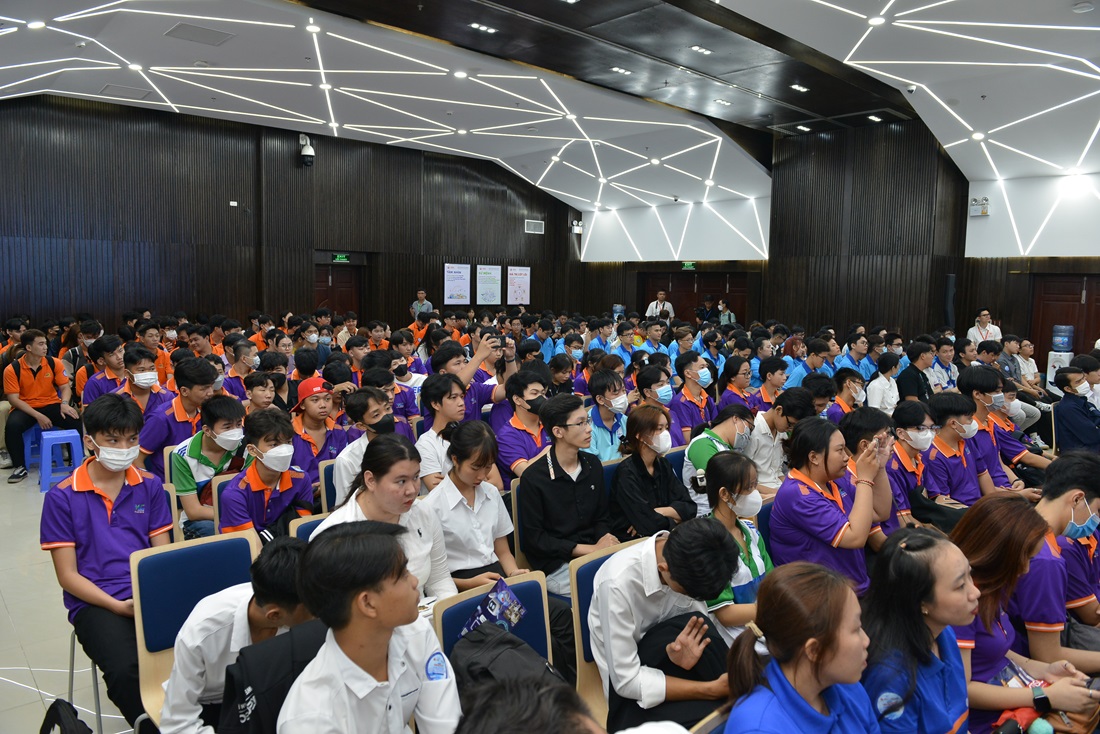 Hơn 700 sinh viên CNTT tham gia hội thảo và tuyển dụng tại Công viên Phần mềm Quang Trung - HDH 0257