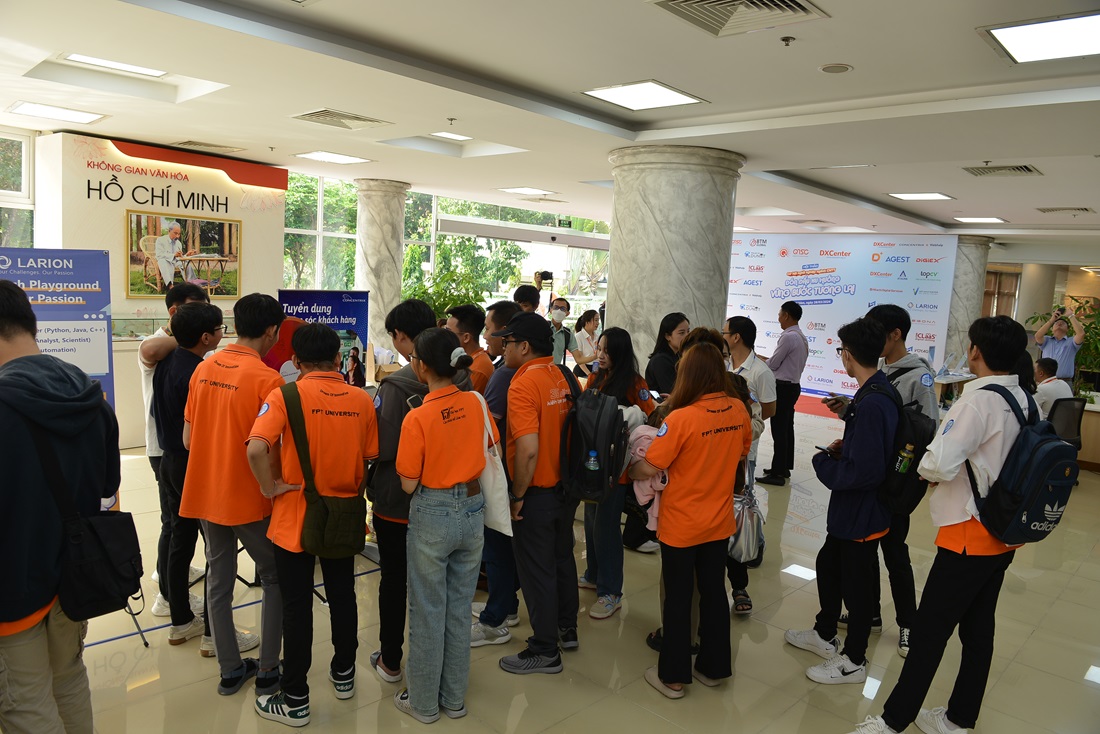Hơn 700 sinh viên CNTT tham gia hội thảo và tuyển dụng tại Công viên Phần mềm Quang Trung - HDH 0313