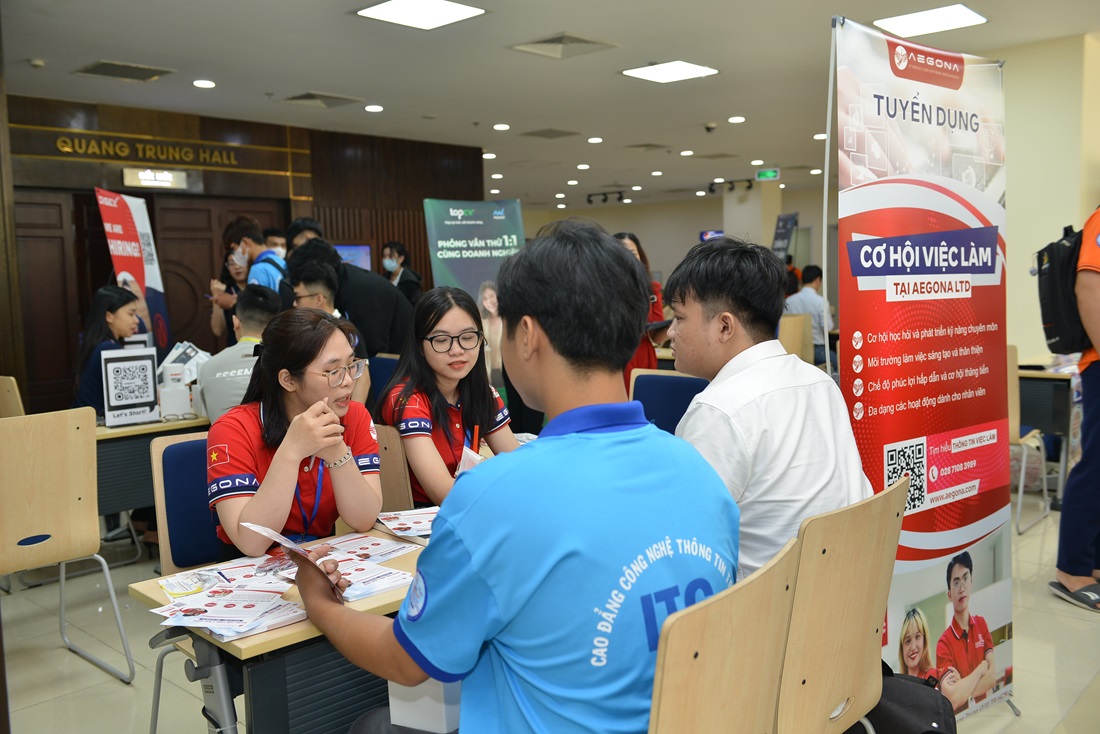 Hơn 700 sinh viên CNTT tham gia hội thảo và tuyển dụng tại Công viên Phần mềm Quang Trung - HDH 0358
