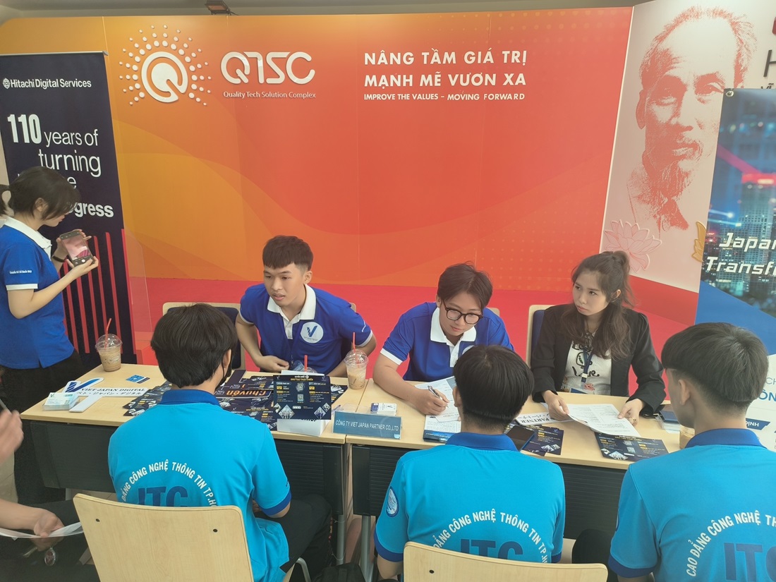 Hơn 700 sinh viên CNTT tham gia hội thảo và tuyển dụng tại Công viên Phần mềm Quang Trung - z5296376939605 fac79eccf933b4493b7c20d1959379ad