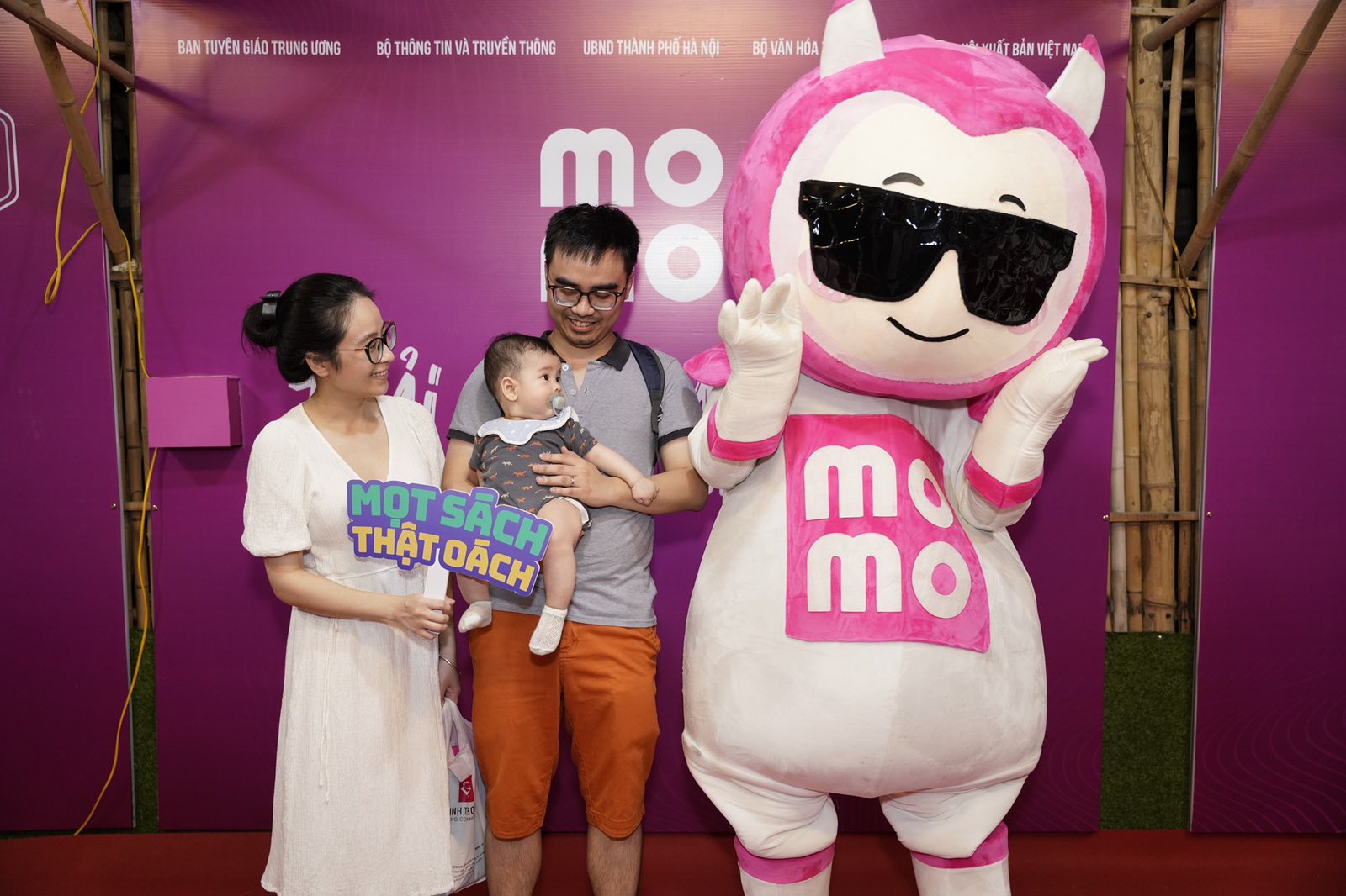 FintechMoMo lan tỏa văn hóa đọc trên môi trường số - MoMo chao don khach tham quan den voi nhieu hoat dong trai nghiem