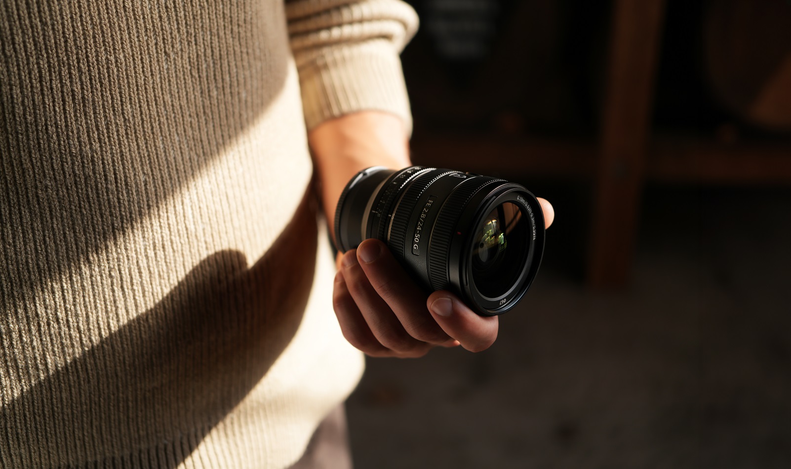 Bộ đôi ống kính zoom gọn nhẹ FE 16-25mm F2.8 G và 24-50mm F2.8 G của Sony bán ra tại Việt Nam - SEL2450G 8