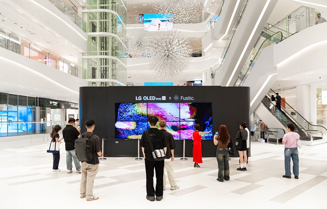 LG khai mạc triển lãm kết hợp công nghệ và nghệ thuật, tương tác đa giác quan - TV OLED cung chuyen dong theo cu dong cua nguoi