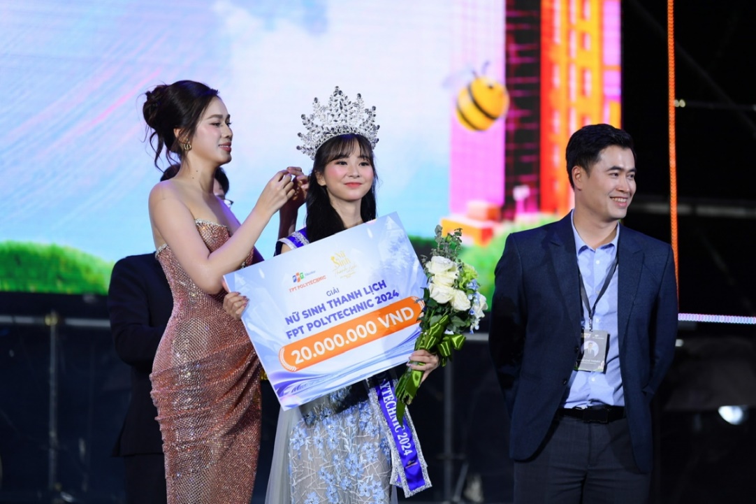 Sinh viên Cao đẳng FPT Polytechnic được chiêu đãi đêm nhạc hội Happy Bee 2024 hoành tráng - BGK Nu sinh thanh lich FPT Polytechnic 2024 co Nang Hau Do Thi Ha