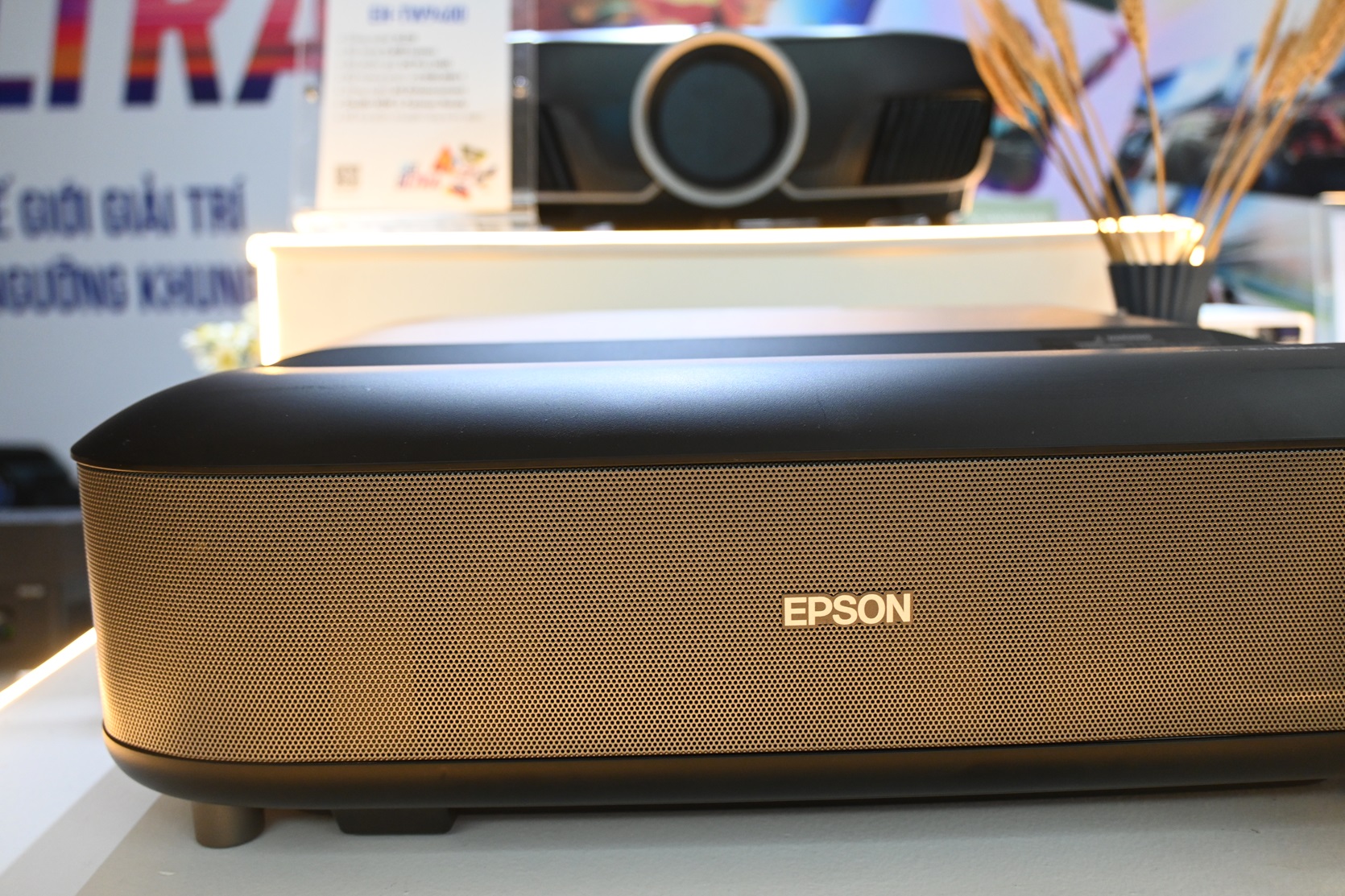 Epson trình diễn dàn máy chiếu đa dụng, nhiều phân khúc, tại P.H.E Show 2024 - DSC 1390