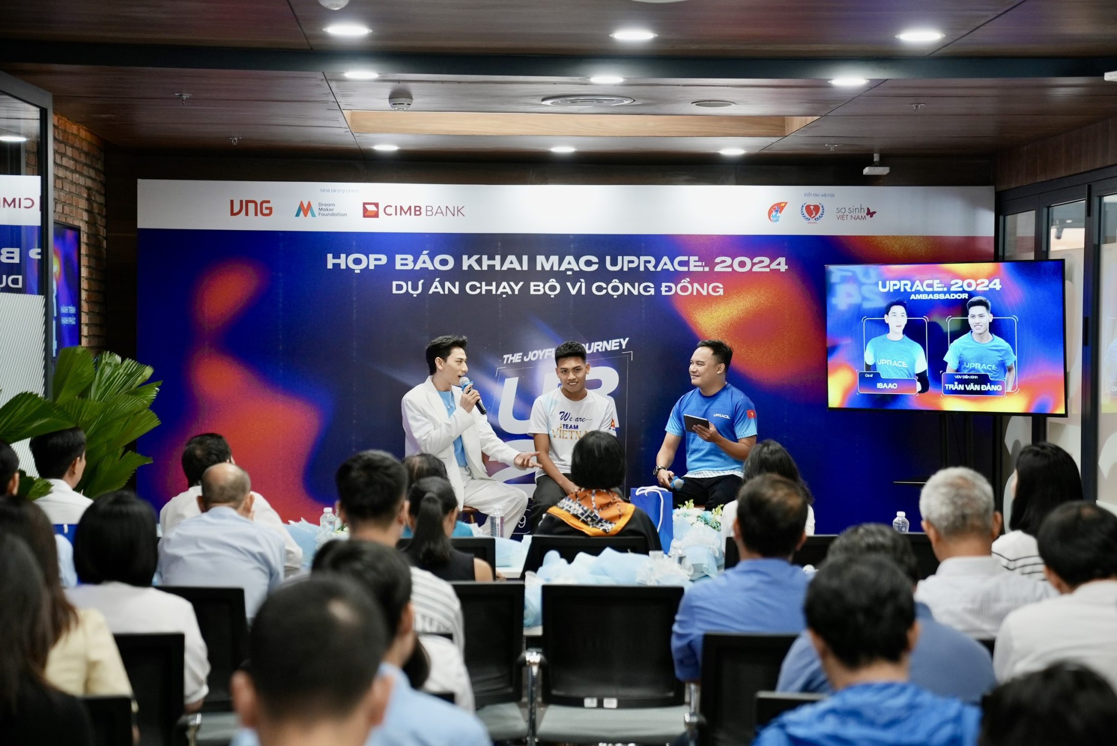 UpRace 2024, những bước chân tiếp nối “Hành trình hạnh phúc” - Giao luu dai su UpRace 2024