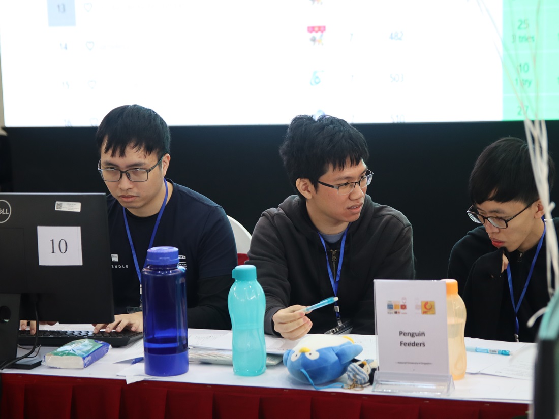 Kỳ thi ICPC Asia Hanoi 2024: Đội Penguin Feeders của Singapore tạm dẫn đầu sau 4 tiếng tranh tài, liệu kết quả chung cuộc có lội ngược dòng? - IMG 1350