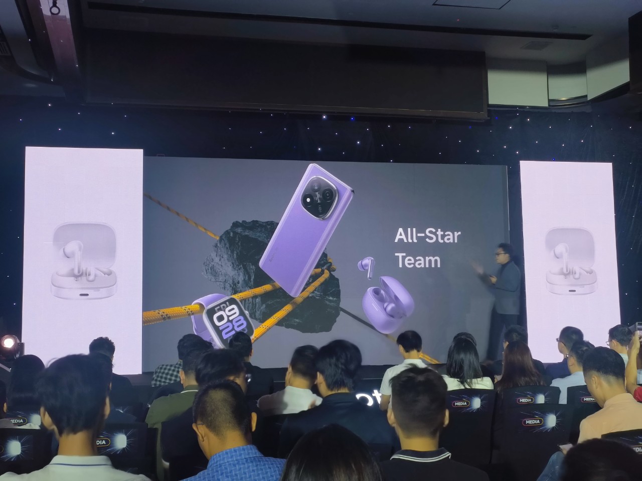 Mở màn năm 2025, Xiaomi làm mới hệ sinh thái AIoT với loạt tai nghe, đồng hồ, màn hình, pin sạc đa năng - z6218497121452 fb7e5137dc7062861fc84d6a15af4eff