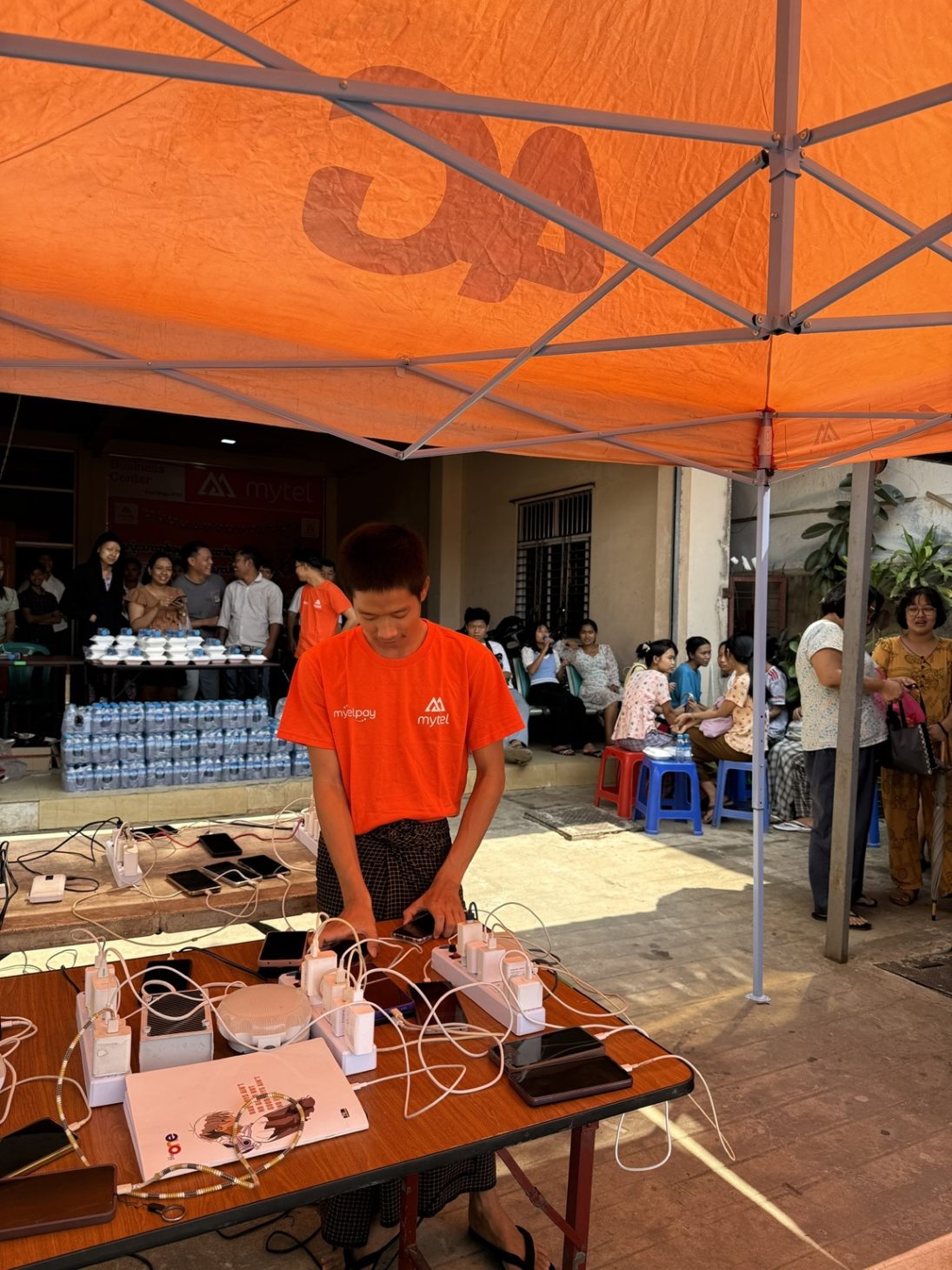 Mytel triển khai nhanh các biện pháp ứng phó, đảm bảo thông tin liên lạc ở Myanmar, sau động đất - Nhan vien Mytel no luc ngay dem de khac phuc su co