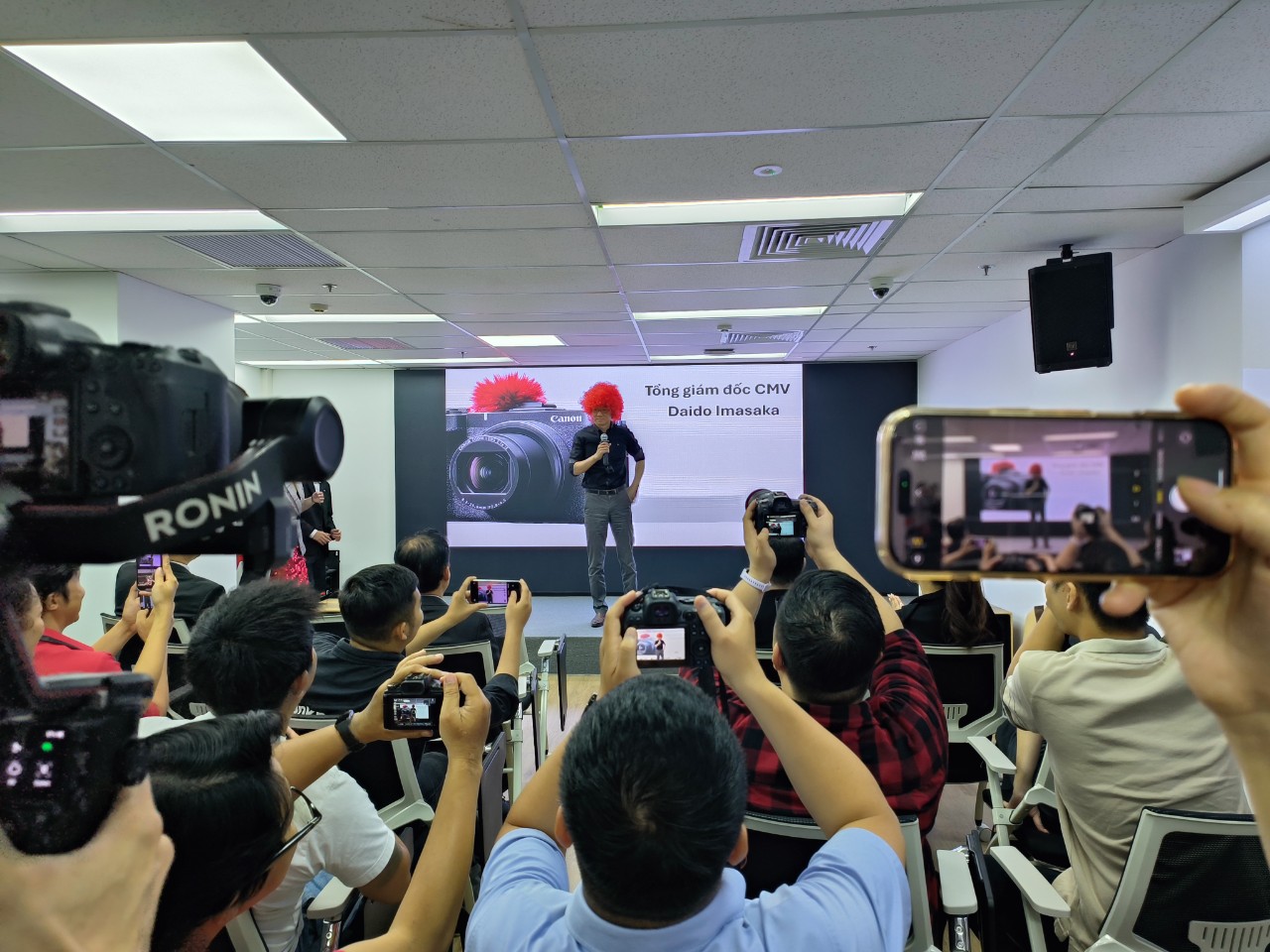 Canon ra mắt hai dòng máy ảnh EOS R50V và PowerShot V1 - chuyên cho quay phim, livestream, làm vlog - z6447612524154 5e571bb384c29ba8fd86f1715a75b3fb