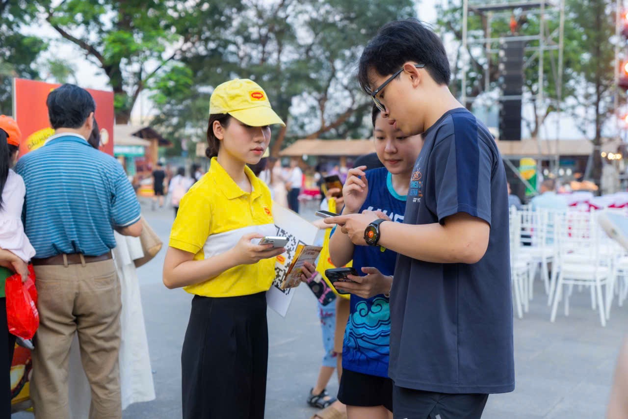 Chung tay cho ẩm thực Huế phổ biến hơn - Khach tham quan duoc huong dan thong tin ve ban do am thuc truc tuyen thuoc de an Bien Tau Van Nguyen Lieu Nau Trieu Mon Viet