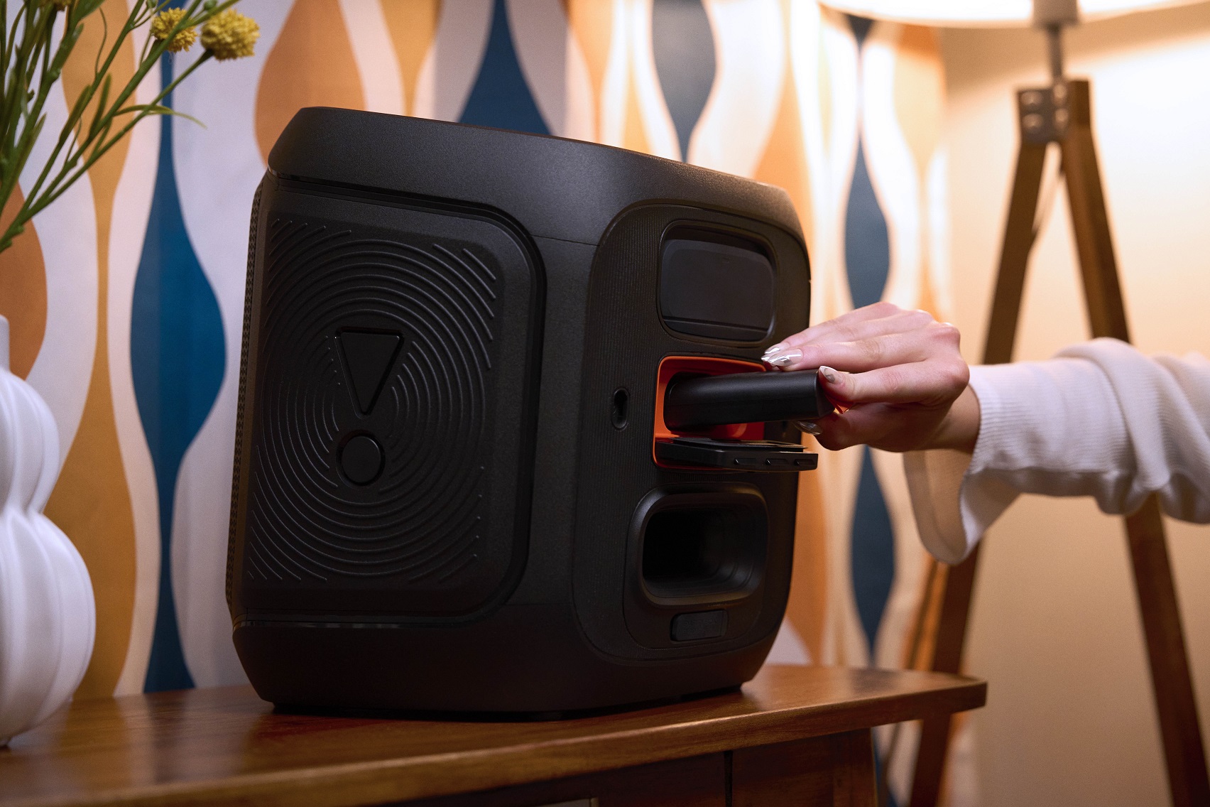 JBL PartyBox Encore 2 với AI Sound Boost và Auracast™, biến mọi không gian thành sân khấu - LS JBL PARTYBOX ENCORE 2 LIFESTYLE RF408772 x1 1