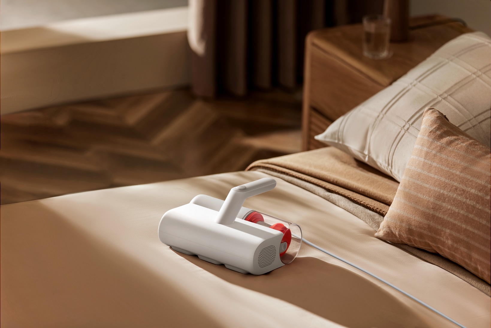 Loạt tivi hiện đại 2026 cùng hệ sinh thái sản phẩm AIoT đẹp-hữu ích của Xiaomi ra mắt thị trường Việt - Xiaomi Dust Mite Vacuum Cleaner Usage Scenario 2