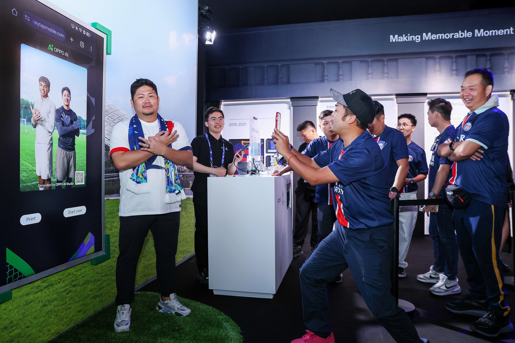 OPPO đưa công nghệ vào trận và ngoài sân cỏ của Chung kết UEFA Champions League - 01Fans take a virtual selfie with virtual Lamine Yamal powered by OPPO AI
