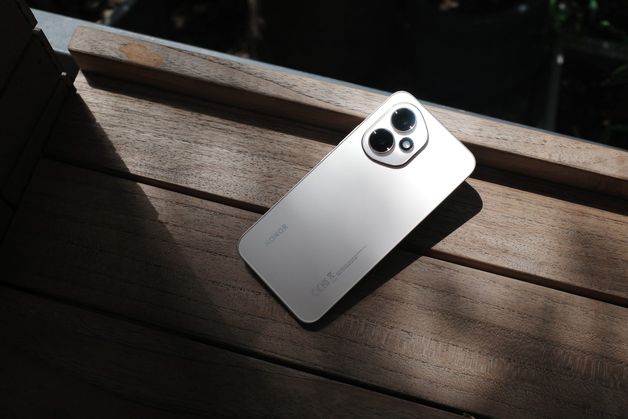 HONOR 400 series có camera 200MP, AI tính năng thú vị, tự phát hiện video giả, giá từ 8,99 triệu đồng - HONOR 400 series sỏ hũu ngon ngũ thiét ké tói giản thanh lịch