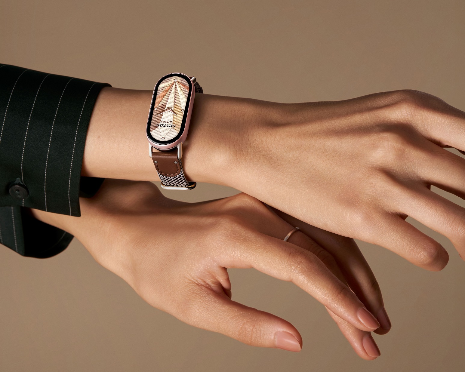 Xiaomi Smart Band 10 màn hình lớn, nhiều tính năng thông minh, giá vừa tay - Xiaomi Smart Band 10 Model angle 6