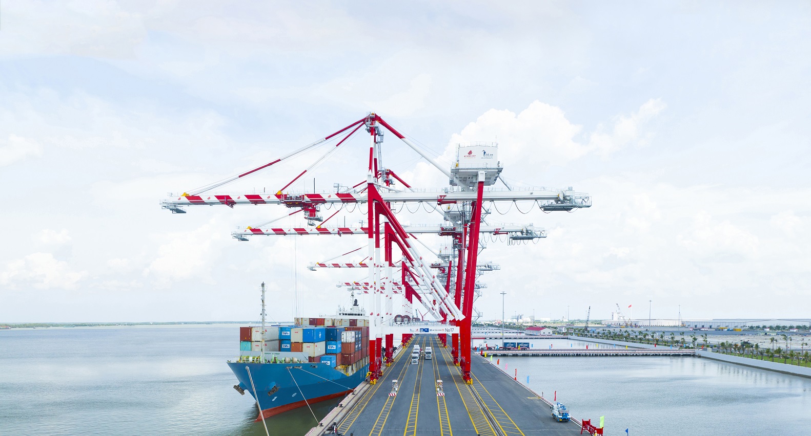 Cảng quốc tế Long An ký hợp tác với Cụm cảng Sơn Đông Trung Quốc và hãng tàu của Singapore mở rộng mạng lưới logistics - Cang Quoc te Long An Khai thac hang Container 1