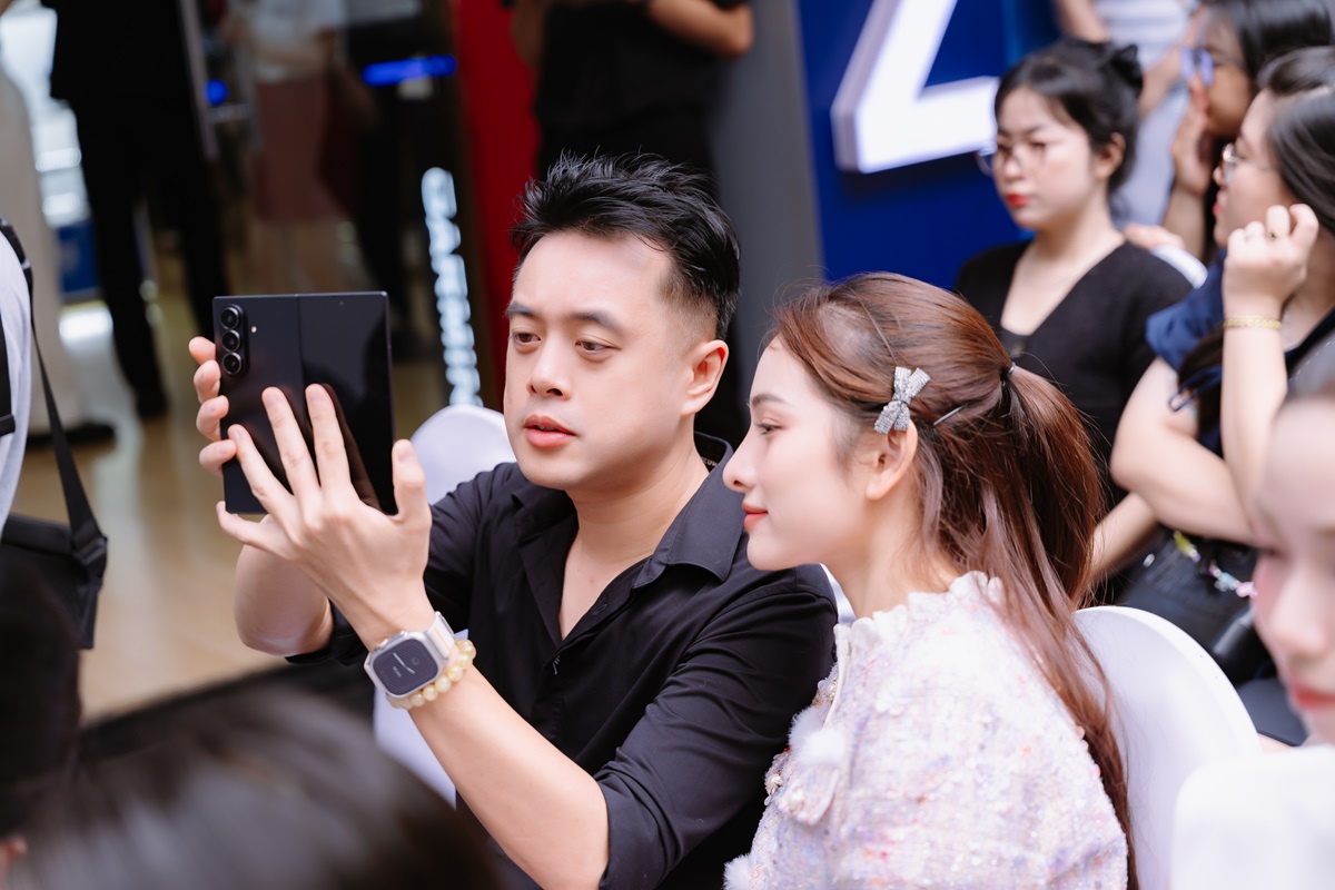 Di Động Việt mở bán sớm Galaxy Z Fold7, Z Flip 7 với loạt ưu đãi tới 10 triệu đồng - Vo chong nhac si Duong Khac Linh ca si Sara Luu