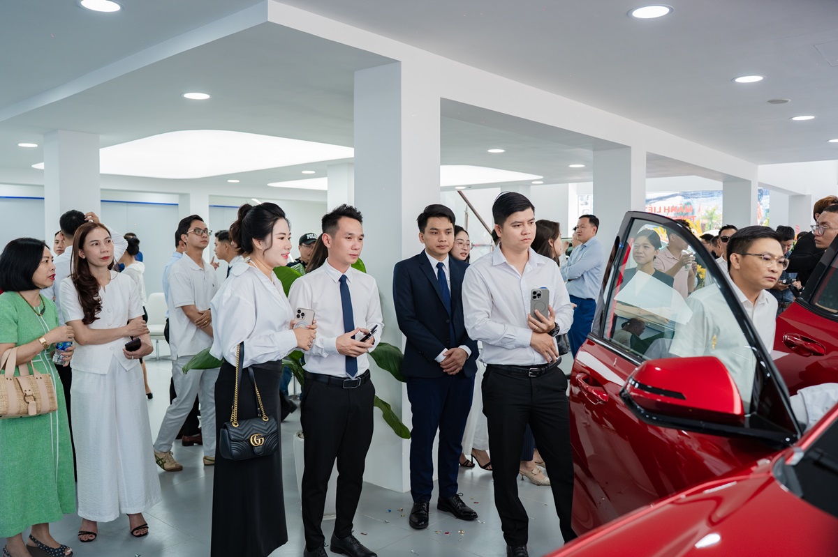VFXanh Thủ Đức khai trương, trưng bày dòng xe VinFast Limo Green đầu tiên - DND02654