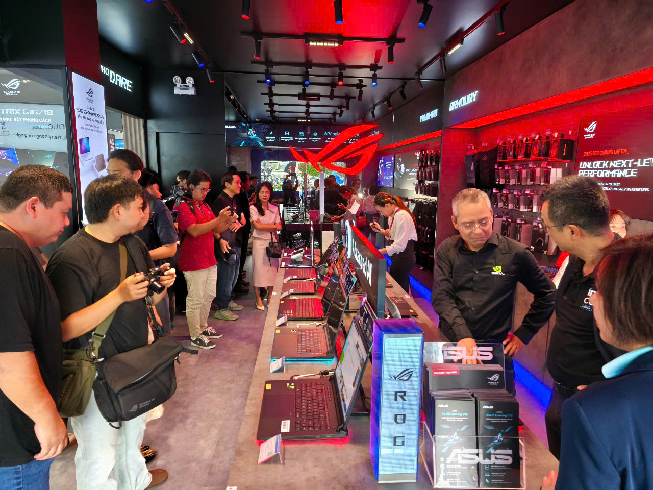 ASUS khai trương cửa hàng trải nghiệm đầu tiên tại TP.HCM, đáp ứng nhu cầu thử sản phẩm trước khi mua của người dùng - z6876797583854 2f7790769bc98bea24312240343cd106