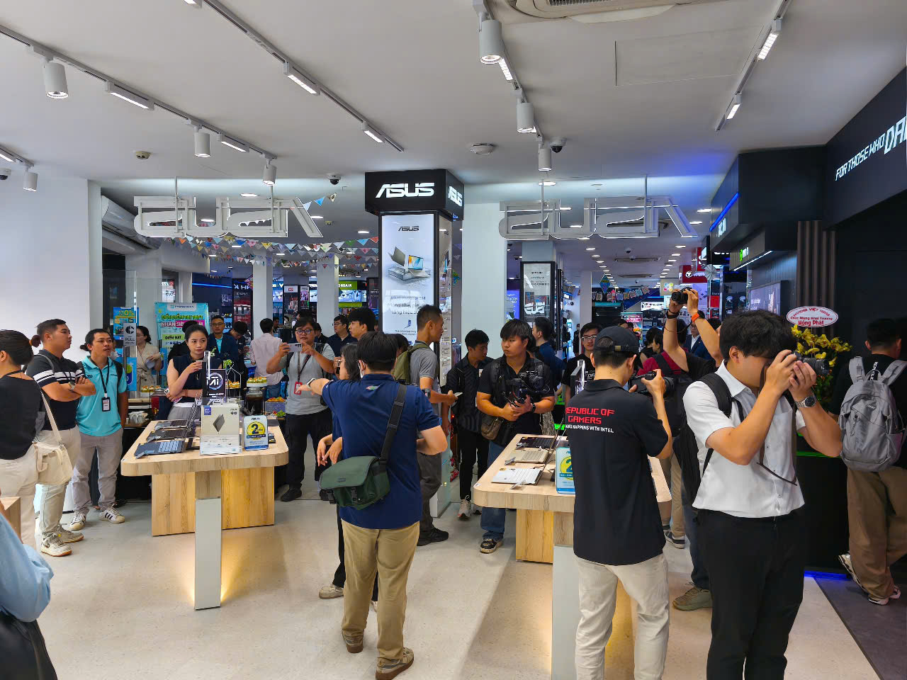 ASUS khai trương cửa hàng trải nghiệm đầu tiên tại TP.HCM, đáp ứng nhu cầu thử sản phẩm trước khi mua của người dùng - z6876797614980 4a12f25e5e01b060ea25df55e319ddda