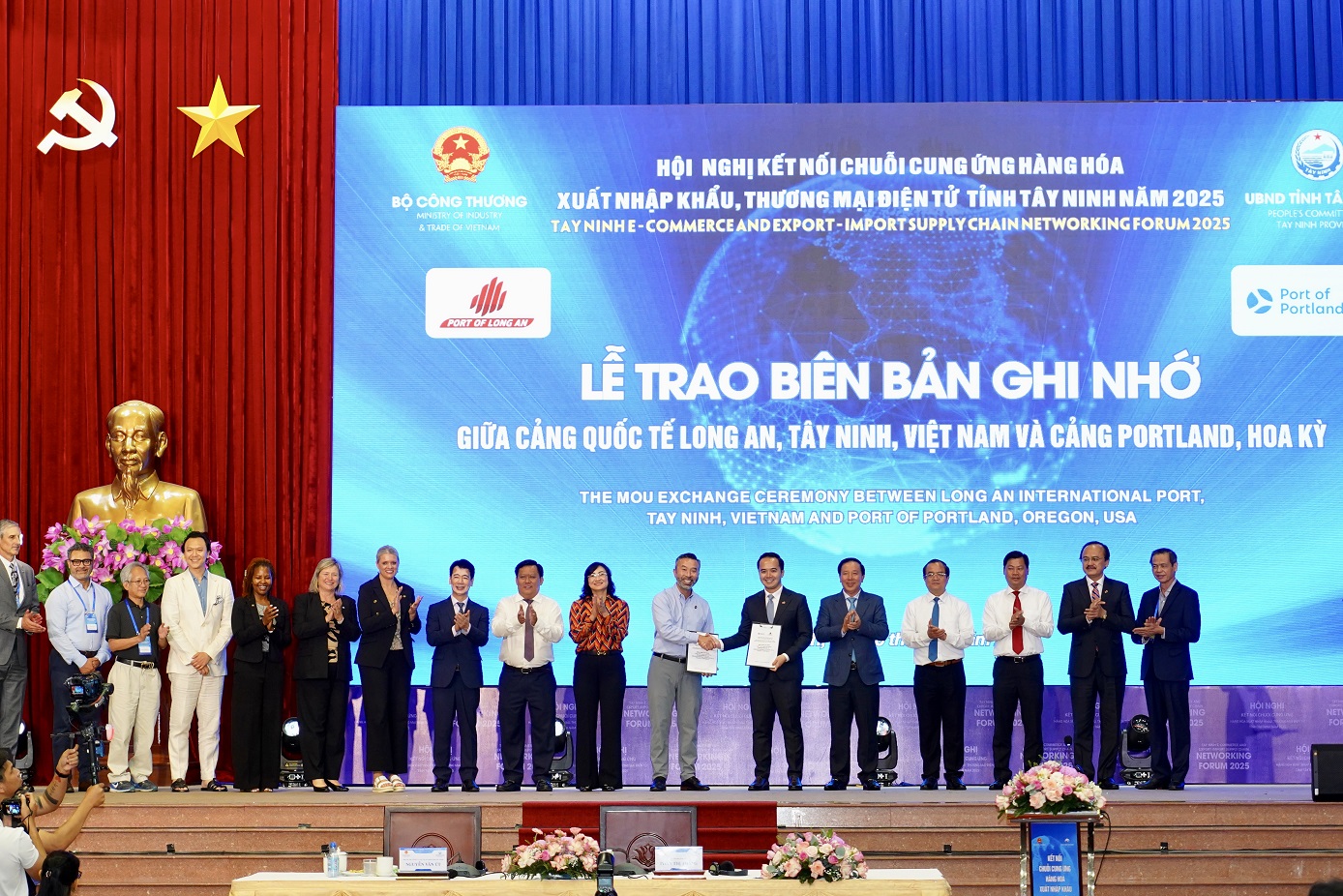 Cảng Quốc tế Long An ký kết hai thỏa thuận hữu nghị với Cảng Portland và Cảng Gothenburg - 3B. Trao BBGH giua Cang Quoc te Long An voi Cang Portland 3