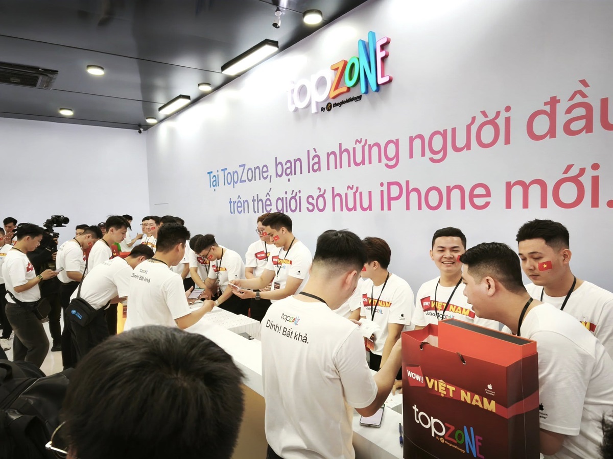 Thành công với kỷ lục 100.000 đơn đặt cọc iPhone 17, TopZone rộn ràng giao hàng và mở bán - 549991250 31522980677316626 1512031371704601566 n