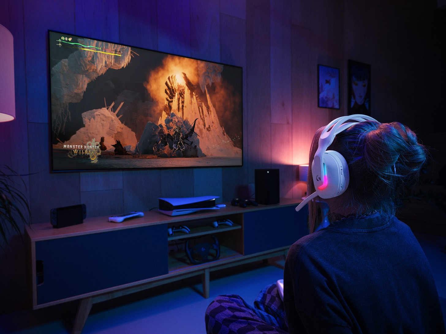 Ngày hội Logitech G Play, loạt sản phẩm mới khiến thế giới game đột phá hơn - A20 X LIFE White livingroom 09