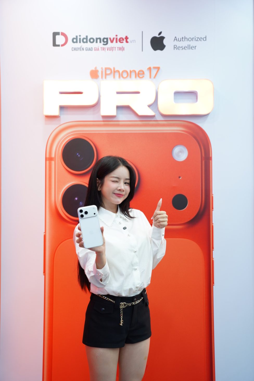 Ngày đầu mở bán iPhone 17, phiên bản Cam Vũ Trụ chiếm sóng - DSC01186