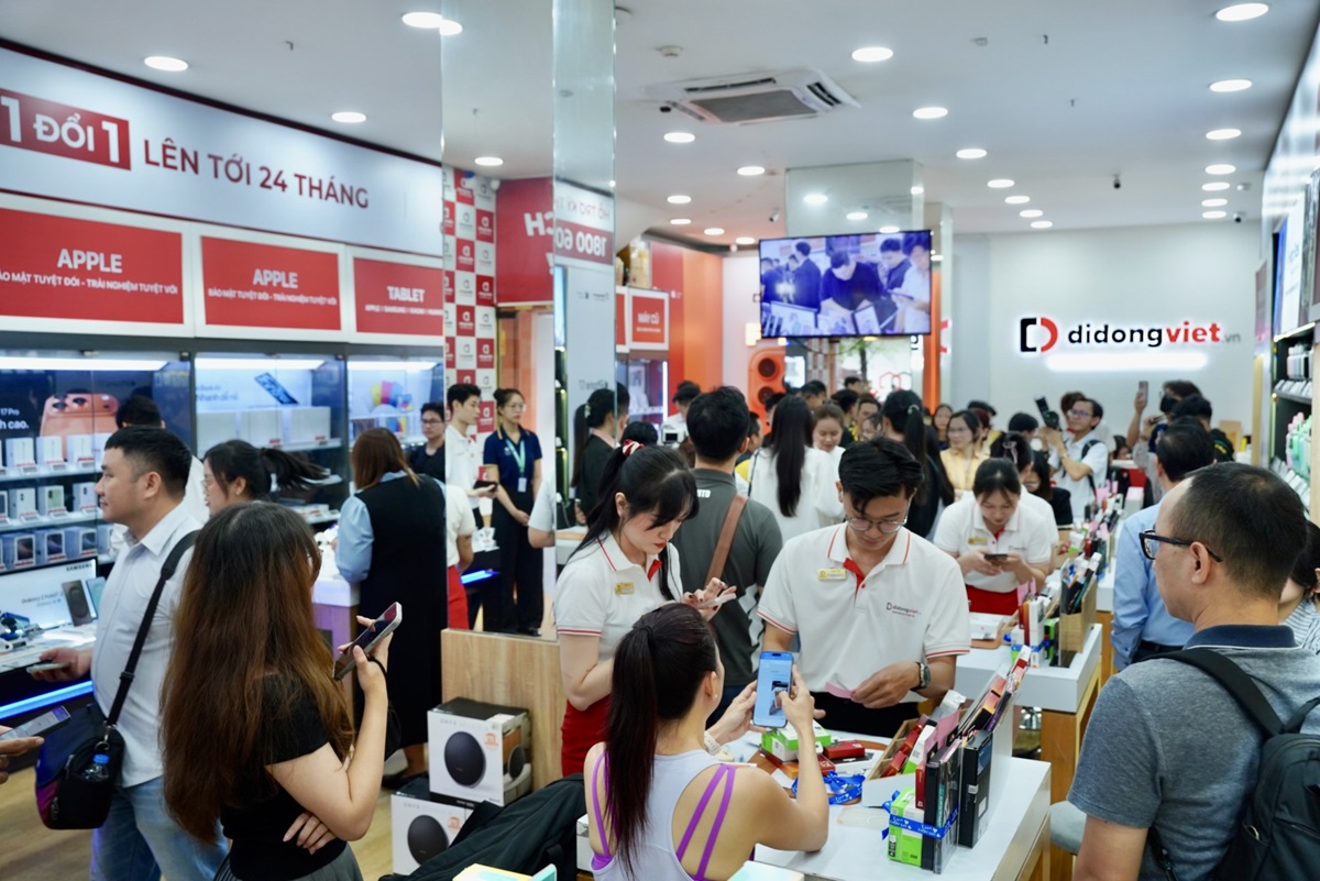iPhone 17, iPhone Air sau 10 ngày mở bán: Giá đã giảm 3 triệu đồng - Di Dong Viet khach hang mua sam