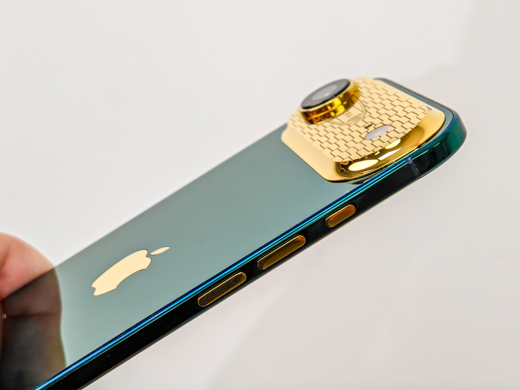 iPhone Air Aurora xanh ngọc lục bảo, độc bản xa xỉ từ Việt Nam - IMG20250926111029