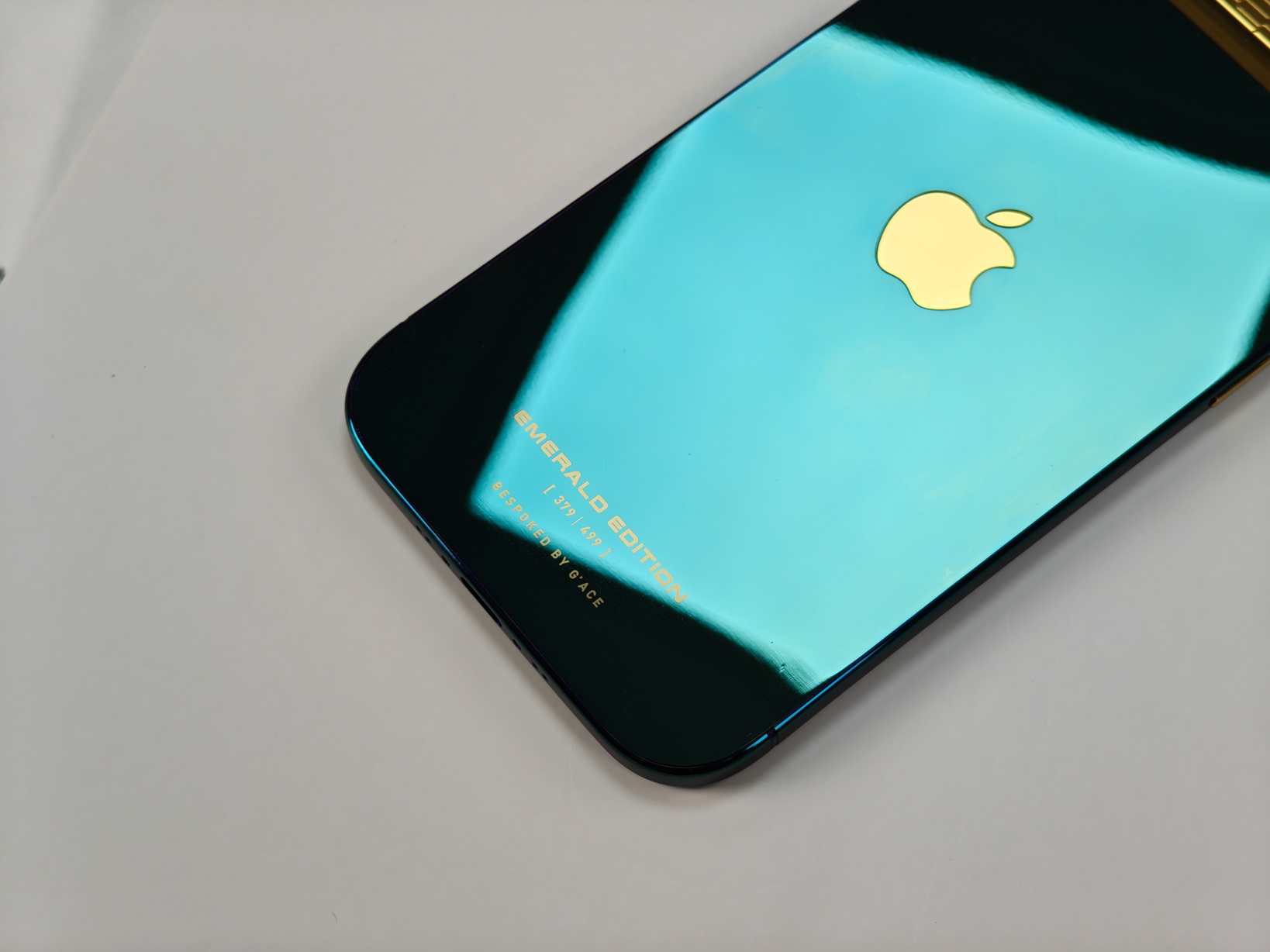 iPhone Air Aurora xanh ngọc lục bảo, độc bản xa xỉ từ Việt Nam - IMG20250926112001