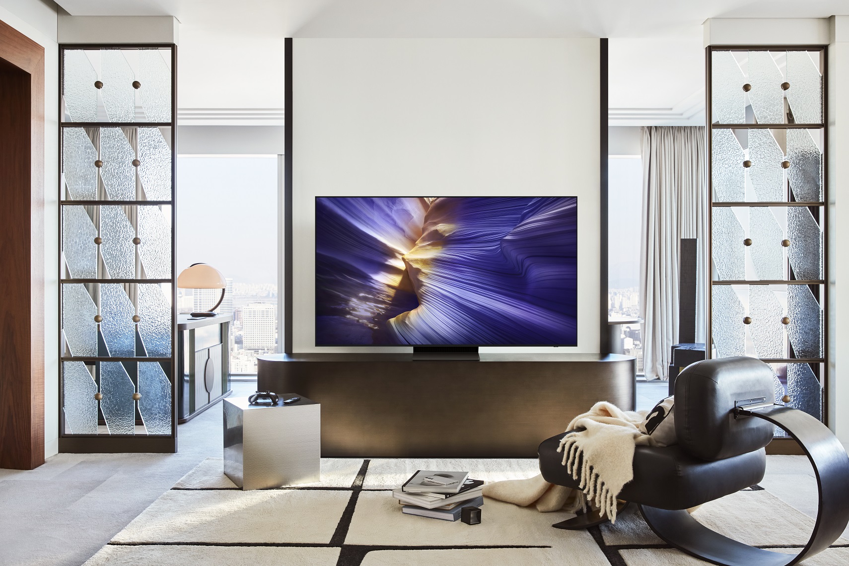 TV OLED 2025 của Samsung đạt chứng nhận chất lượng hình ảnh xuất sắc ‘Real Black’ từ VDE - S90F FRONT STAND BeautyShot 39206 R3 Copy