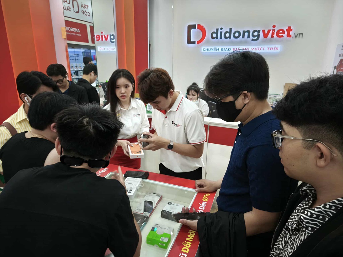 Ngày đầu mở bán iPhone 17, phiên bản Cam Vũ Trụ chiếm sóng - b2089f9c a4b0 43e6 81f0 83bb70266ea7