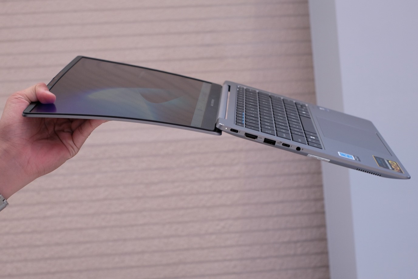 Laptop doanh nghiệp chuẩn độ bền quân sự, bất ngờ với loạt "cực hình" mà máy phải trải qua - bfh6